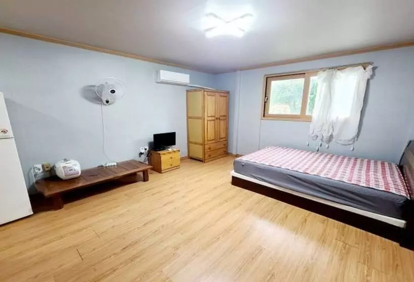 Gapyeong Chorok Jeongwon Gyegok Dokchae Pension