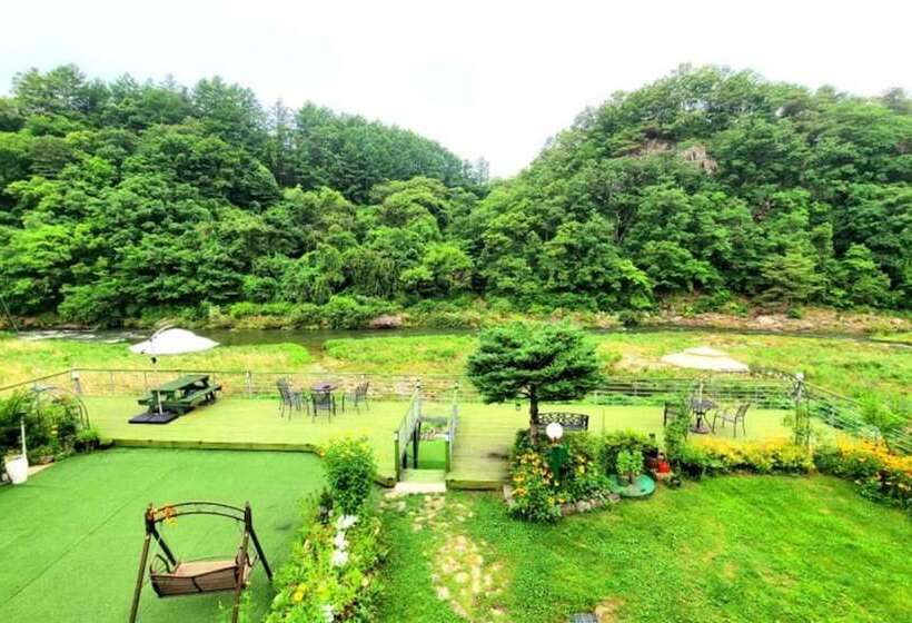 Gapyeong Chorok Jeongwon Gyegok Dokchae Pension