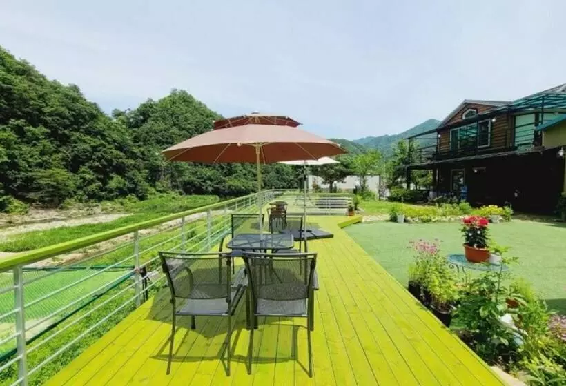 Gapyeong Chorok Jeongwon Gyegok Dokchae Pension