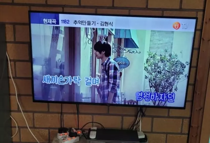 Gapyeong Chorok Jeongwon Gyegok Dokchae Pension