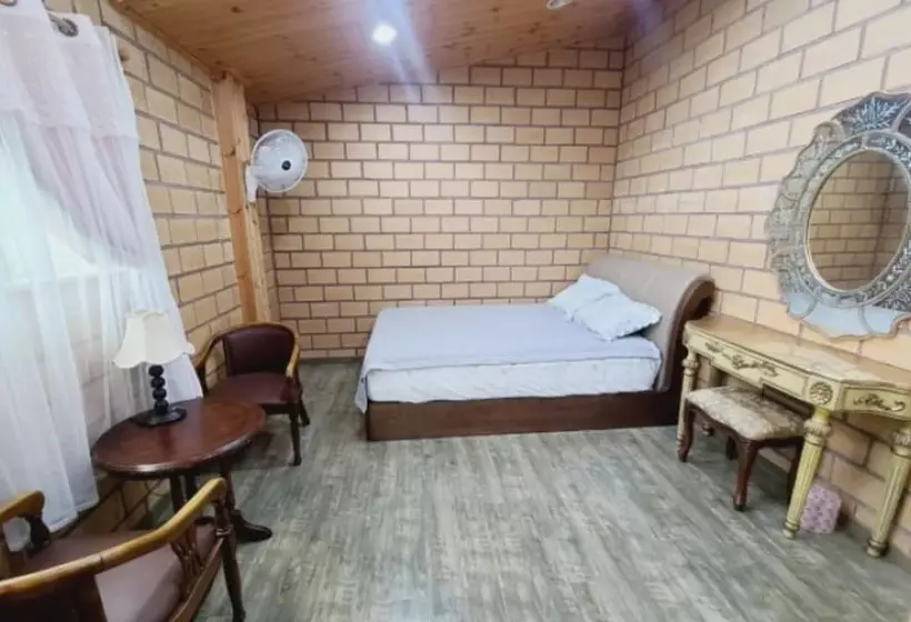 Gapyeong Chorok Jeongwon Gyegok Dokchae Pension