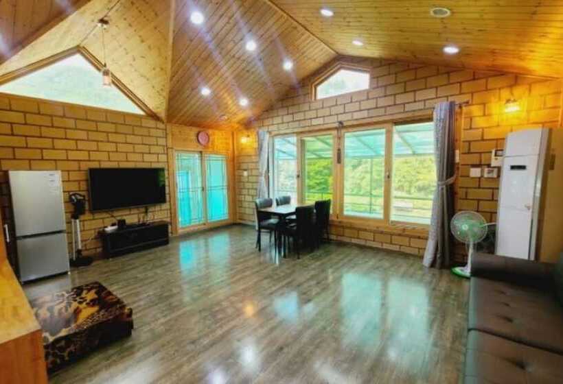 Gapyeong Chorok Jeongwon Gyegok Dokchae Pension