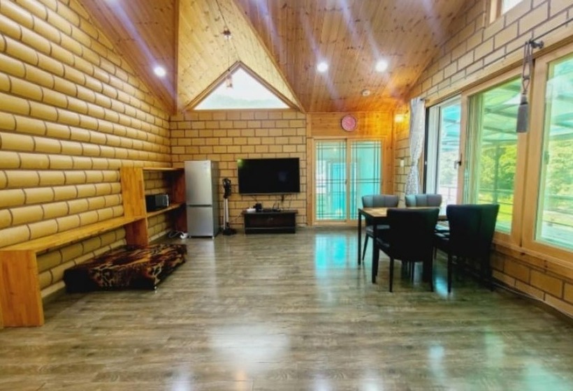 Gapyeong Chorok Jeongwon Gyegok Dokchae Pension