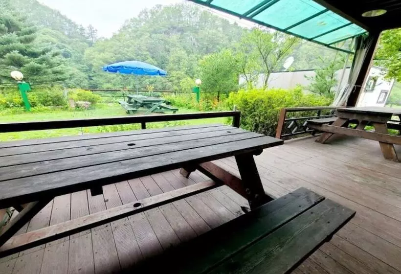 Gapyeong Chorok Jeongwon Gyegok Dokchae Pension