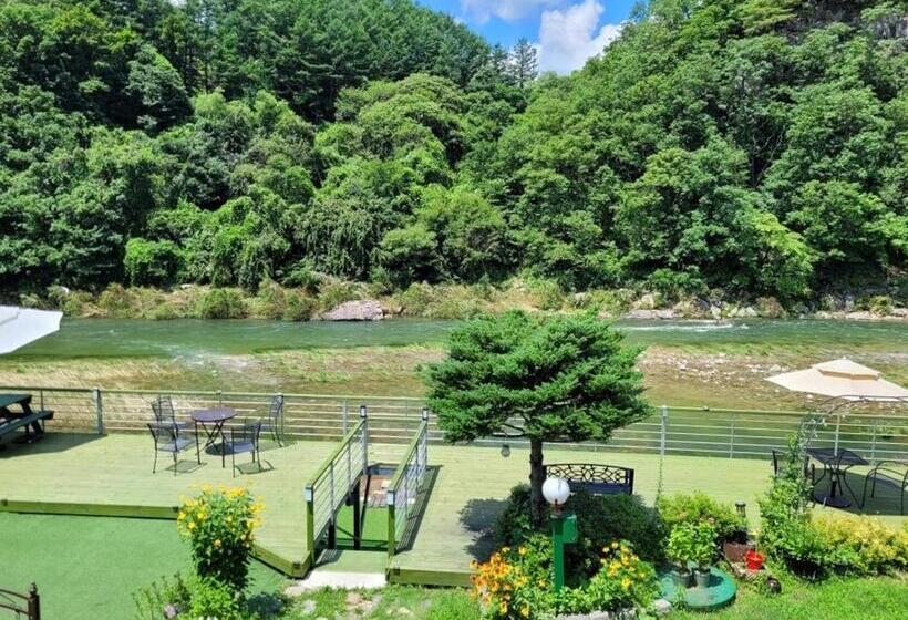 Gapyeong Chorok Jeongwon Gyegok Dokchae Pension