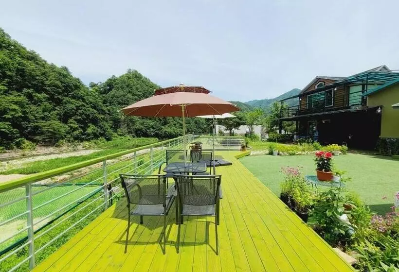 Gapyeong Chorok Jeongwon Gyegok Dokchae Pension