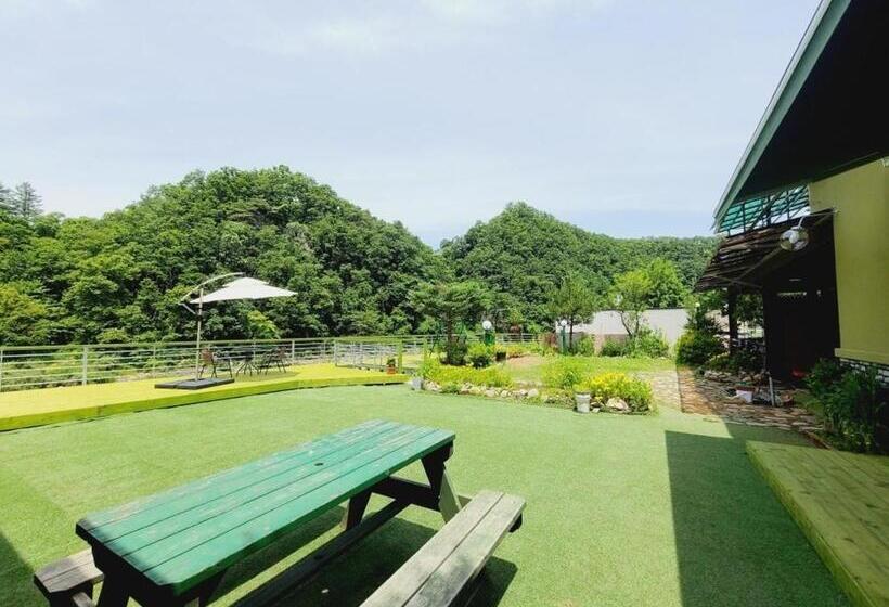 Gapyeong Chorok Jeongwon Gyegok Dokchae Pension