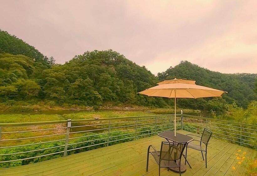 Gapyeong Chorok Jeongwon Gyegok Dokchae Pension