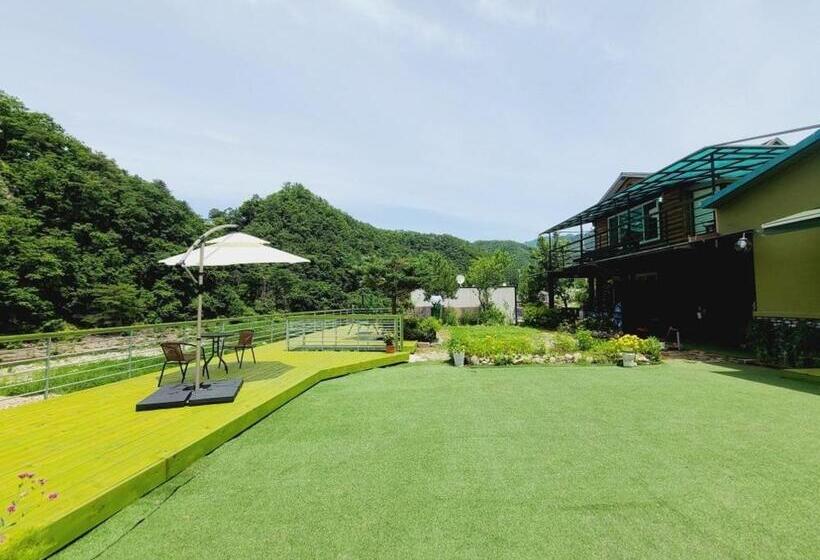 Gapyeong Chorok Jeongwon Gyegok Dokchae Pension