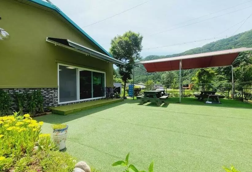 Gapyeong Chorok Jeongwon Gyegok Dokchae Pension