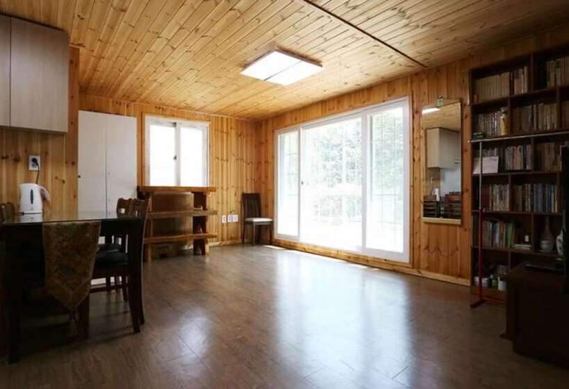 Gwangju Jongyeoul Pension