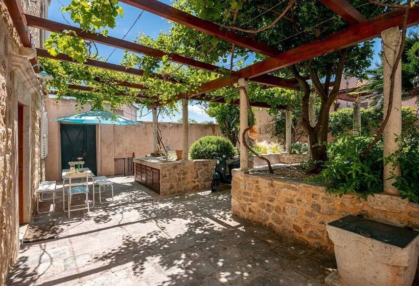 Hedera Estate, House Hedera Vi