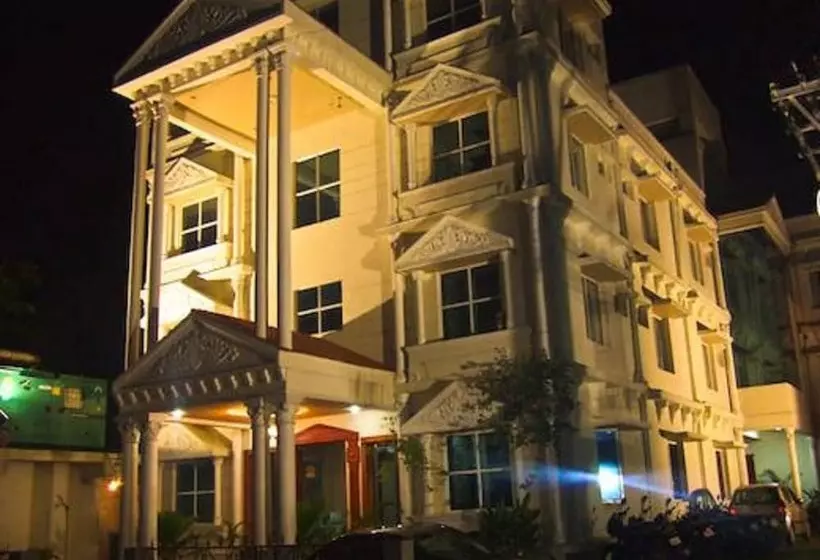 ホテル Kumaran Residency