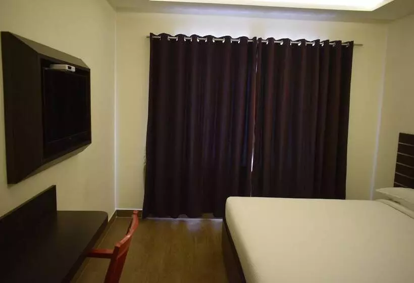 ホテル Kumaran Residency