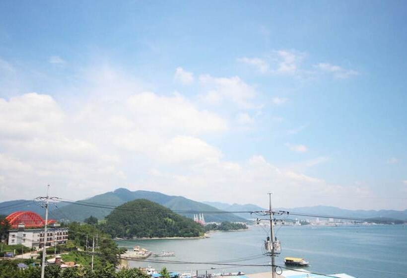 فندق على الطريق Namhae Castle