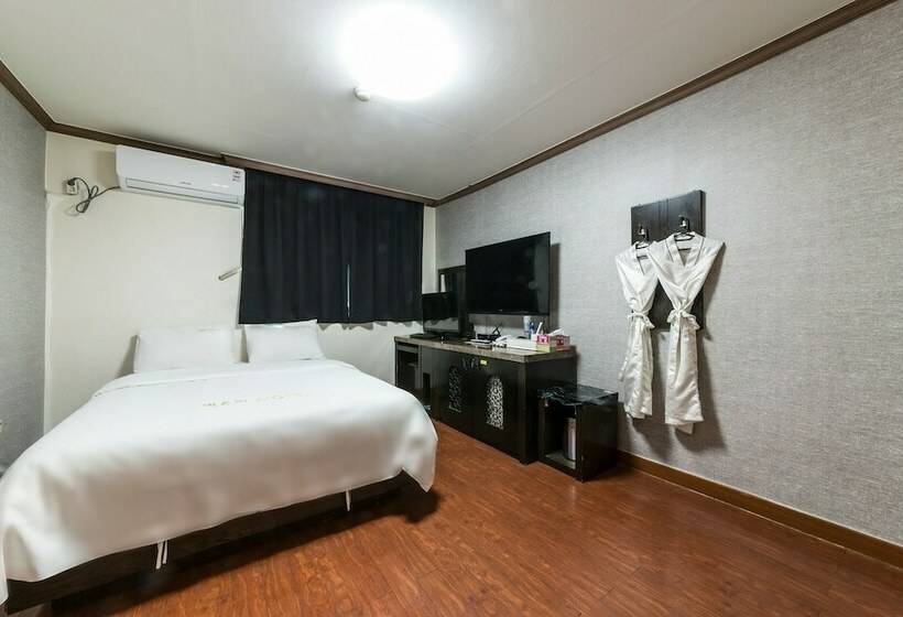 Motel Wonju Big Tree