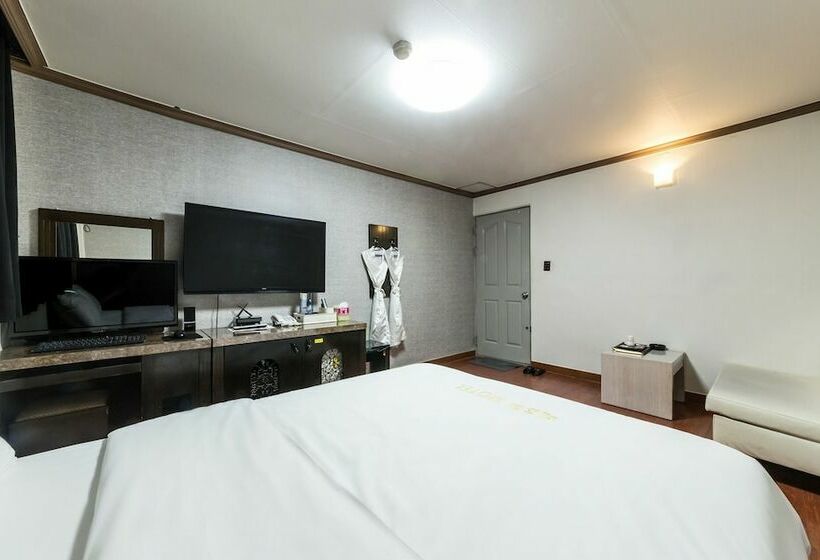 Motel Wonju Big Tree