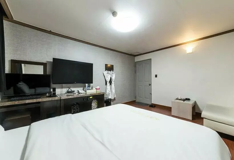 Motel Wonju Big Tree