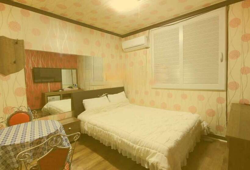 Motel Yeongju E