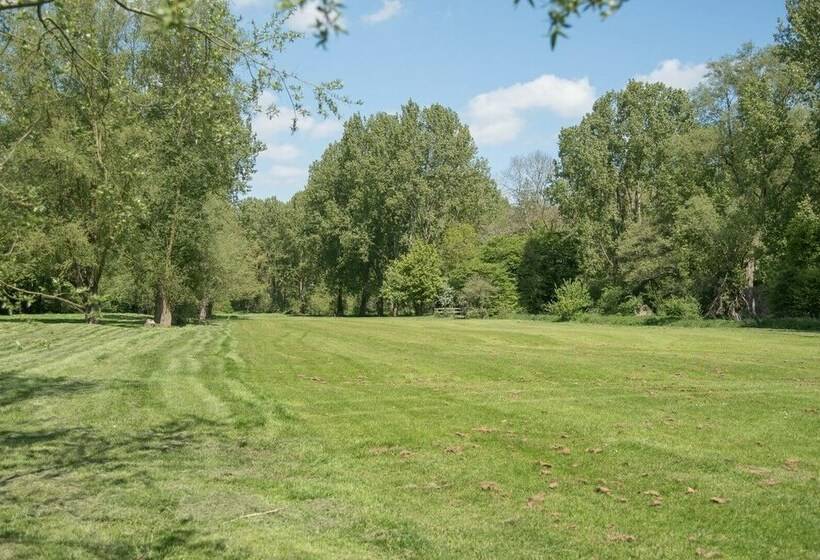 Oak Lodge With Hot Tub, Kingfishers