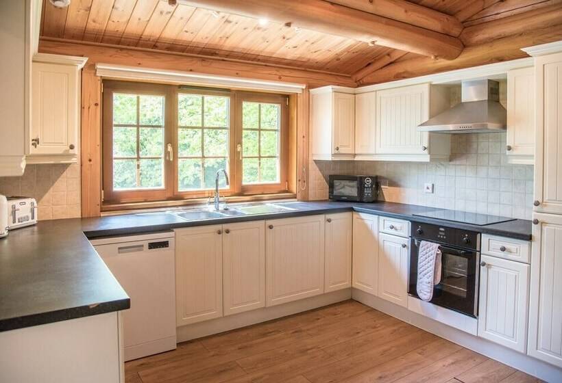 Oak Lodge With Hot Tub, Kingfishers
