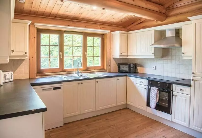 Oak Lodge With Hot Tub, Kingfishers