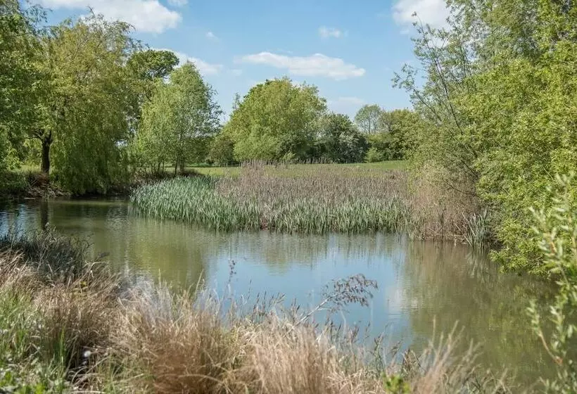 Oak Lodge With Hot Tub, Kingfishers