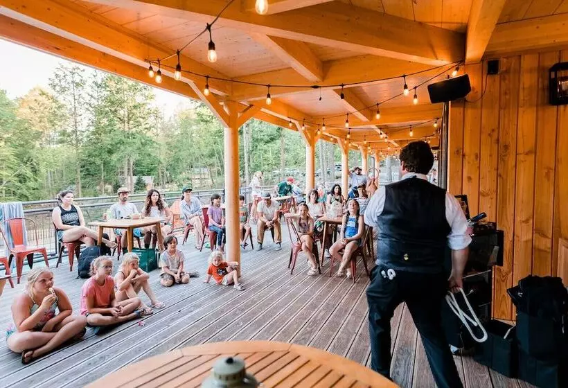 リゾートホテル Huttopia Adirondacks