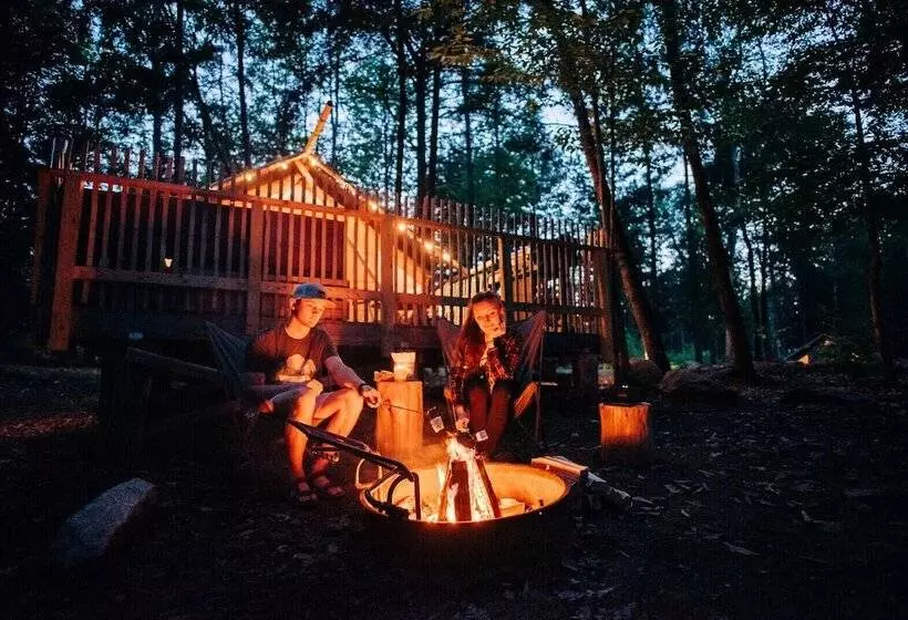 リゾートホテル Huttopia Adirondacks