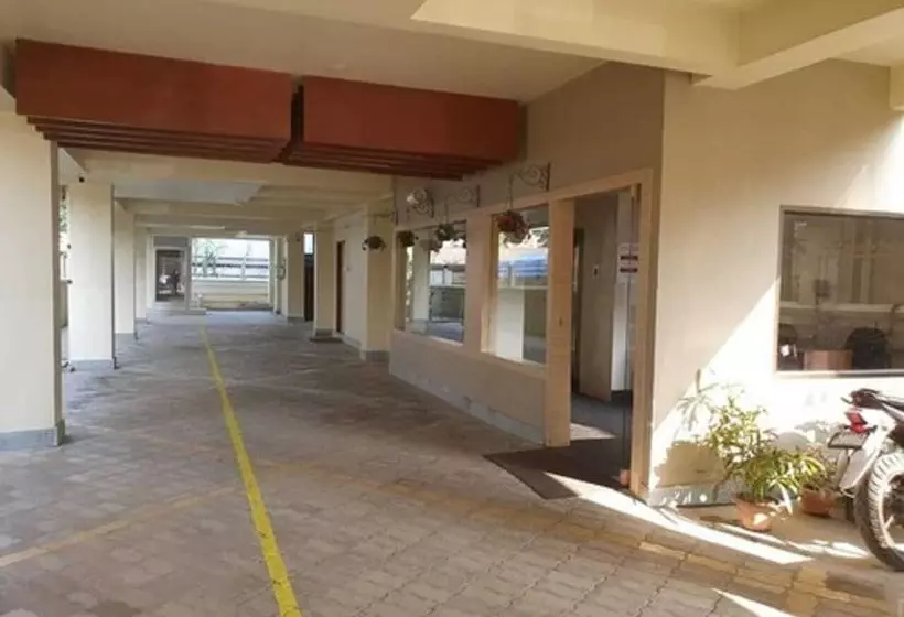 ホテル Gulmohar Grand