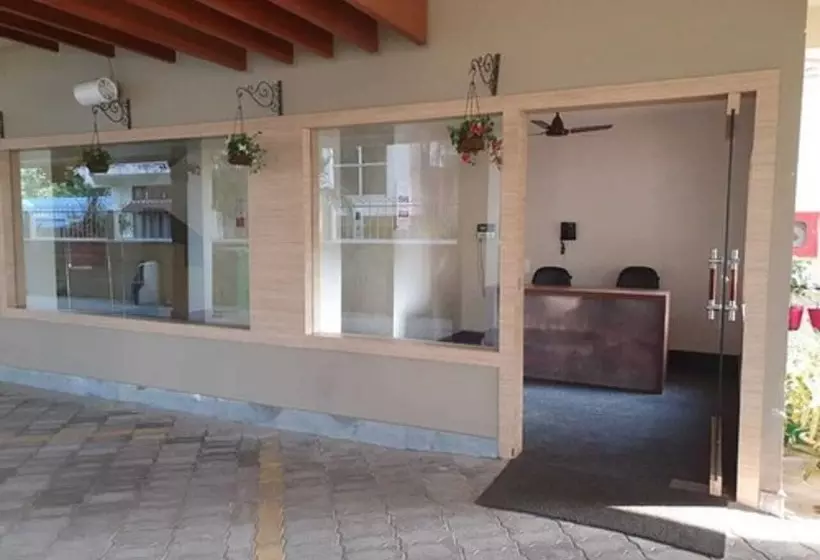 ホテル Gulmohar Grand