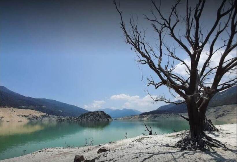 Отель Le Roi Floating Huts & Eco Rooms