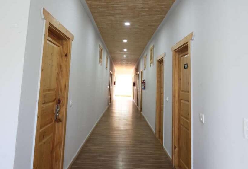 Отель Le Roi Floating Huts & Eco Rooms