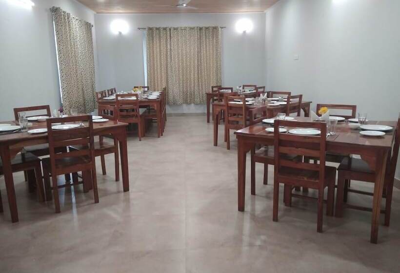 Отель Le Roi Floating Huts & Eco Rooms