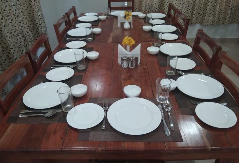 Отель Le Roi Floating Huts & Eco Rooms