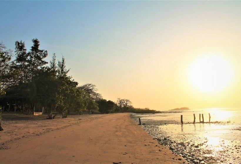 هتل Jerreh Camp Lodge