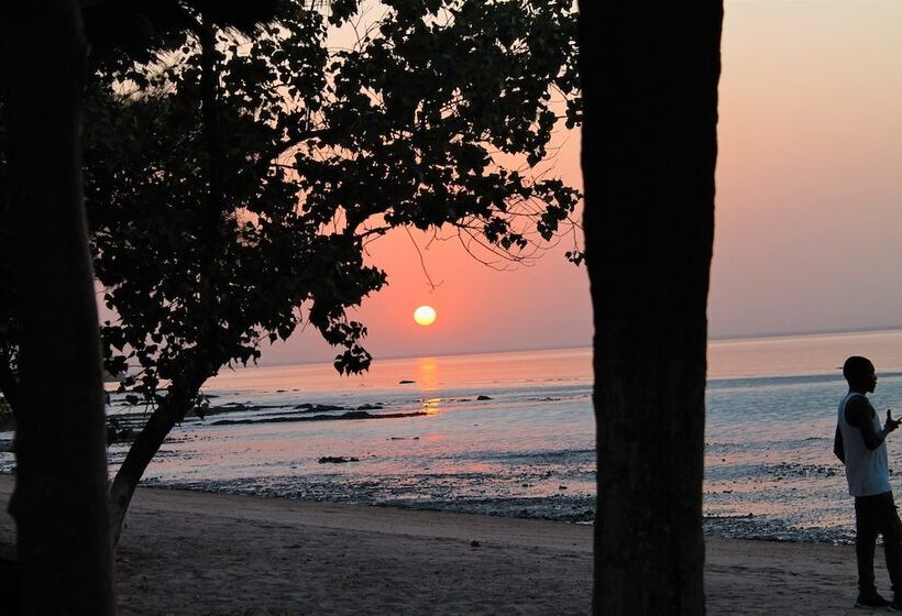 هتل Jerreh Camp Lodge