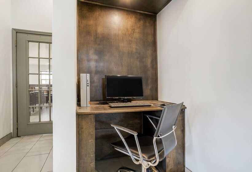 Hotel Quality Inn And Conference Center