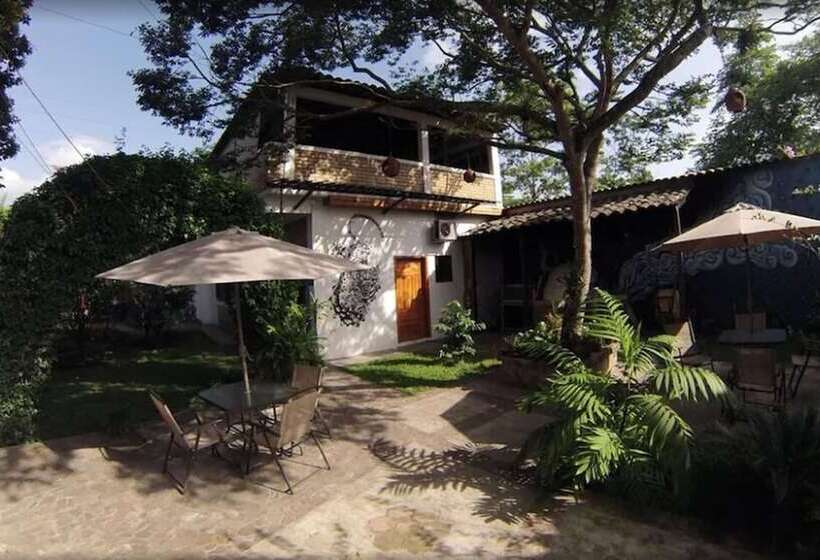 Jardin Cafe Restaurant & Hostel