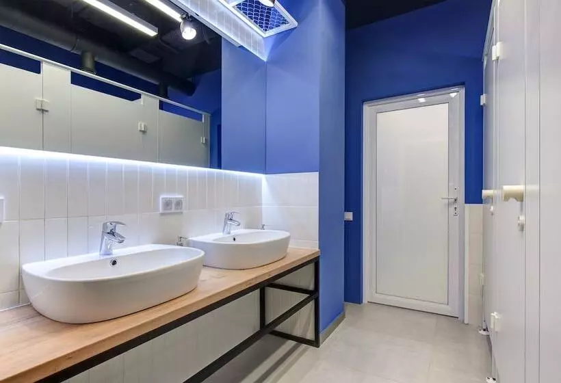 Roomy Hostel