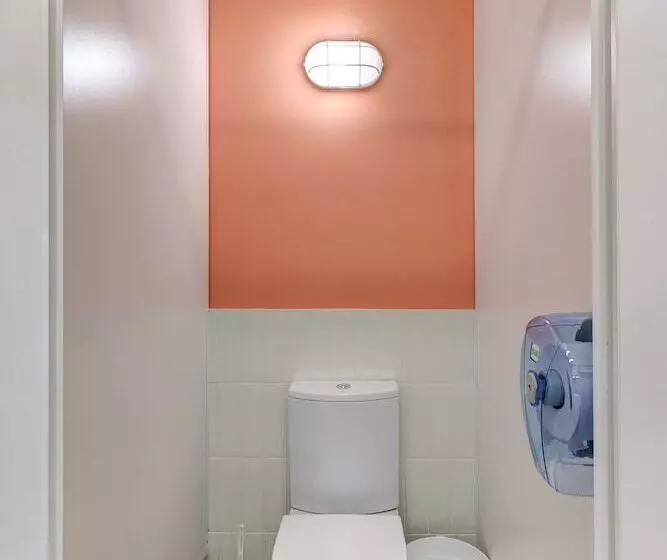 Roomy Hostel