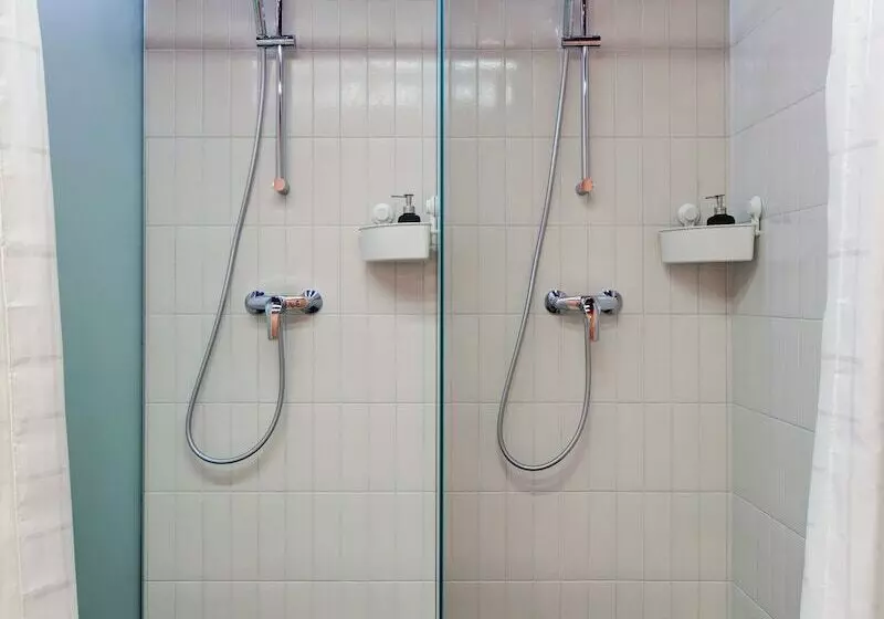 Roomy Hostel