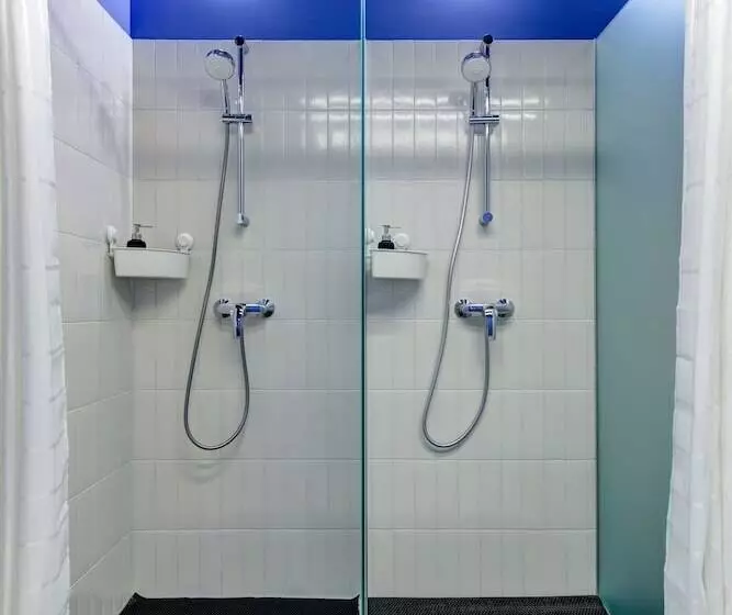 Roomy Hostel
