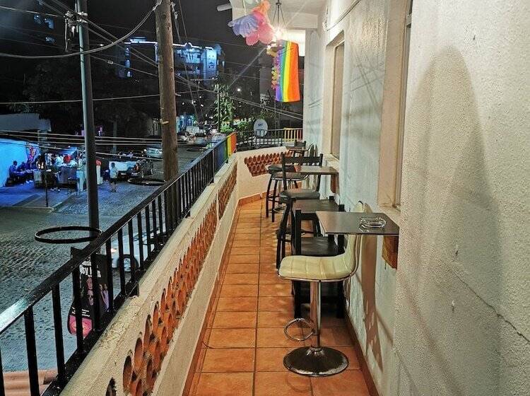 Vela Lounge & Hostel Pv Caters To Male