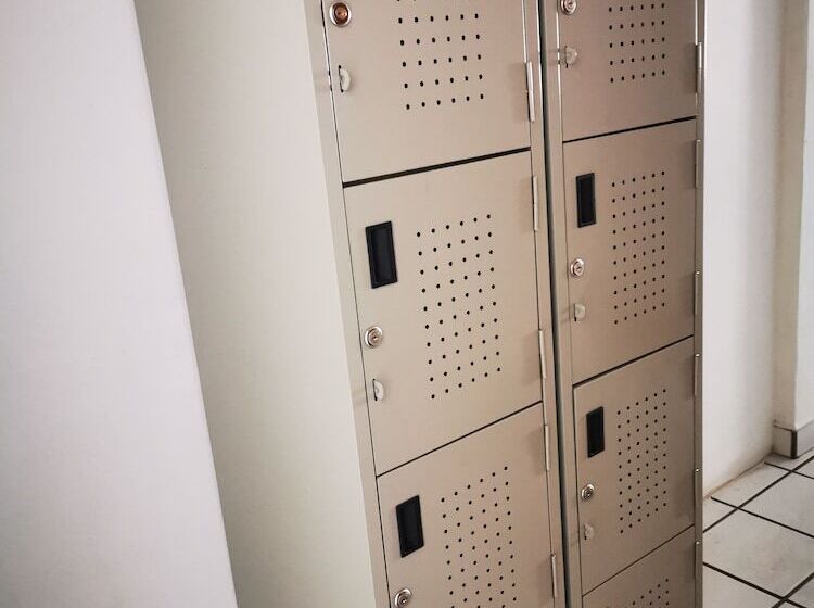 Vela Lounge & Hostel Pv Caters To Male