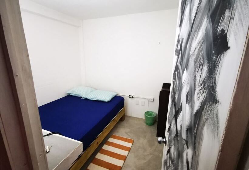 Vela Lounge & Hostel Pv Caters To Male