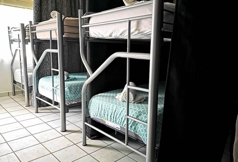 Vela Lounge & Hostel Pv Caters To Male