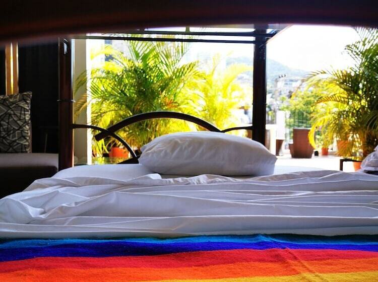 Vela Lounge & Hostel Pv Caters To Male