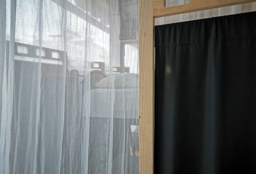 Vela Lounge & Hostel Pv Caters To Male