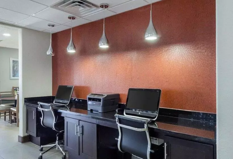 Отель Quality Inn & Suites Victoria East